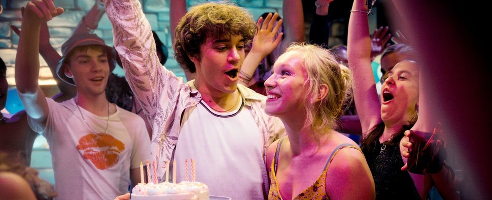 Louis (Frederic Balonier, 2. v. l.) und Ronja (Helena Zengel, r.) lassen es hier noch krachen. – Bild: WDR/ARTE/Flare Film/Elliott Kreyenberg