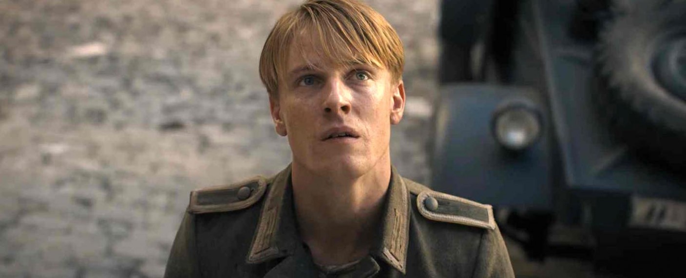 [UPDATE] Netflix-Trailer zu neuer Serie mit Louis Hofmann und Lars Eidinger – Hugh Laurie und Mark Ruffalo ebenfalls in „Alles Licht, das wir nicht sehen“ – Bild: Netflix