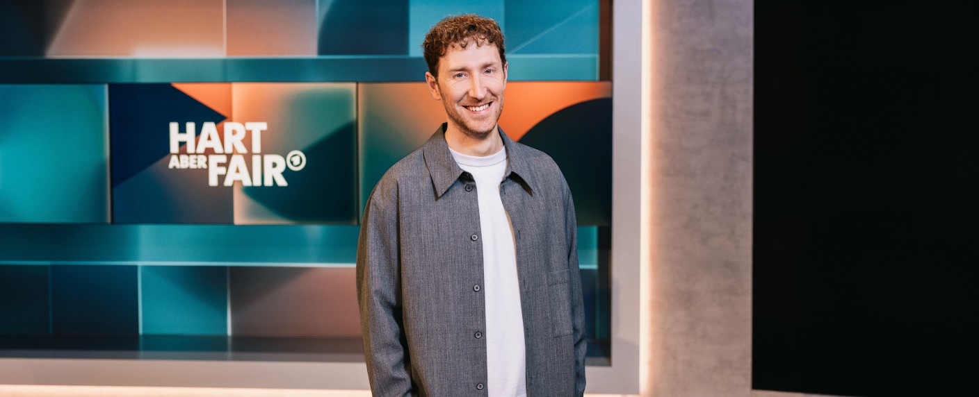 Trotz langer „hart aber fair“-Pause: ARD will mehr von Louis Klamroth – Zusätzliche Formate mit Polittalker geplant – Bild: WDR/​Julia Sellmann