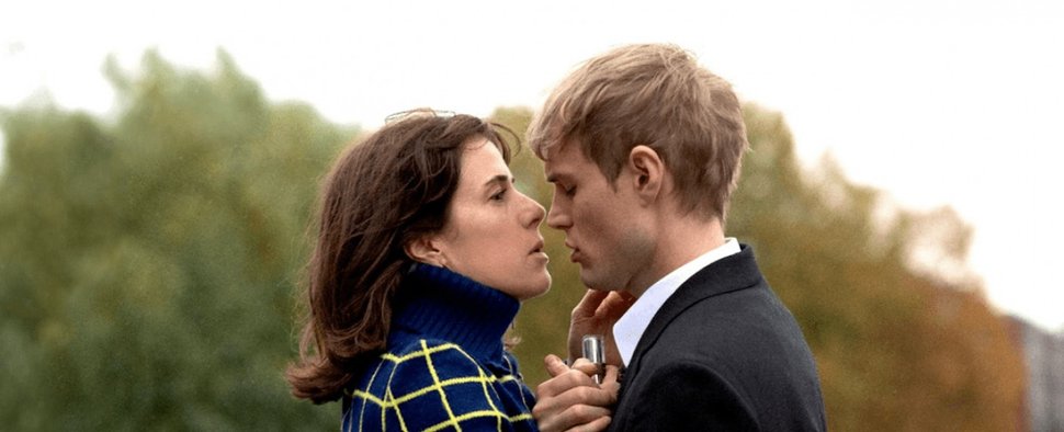 „Love & Chaos“ mit Anne Schäfer (l.) und Simon Ludwig (r.) – Bild: btf/Netflix