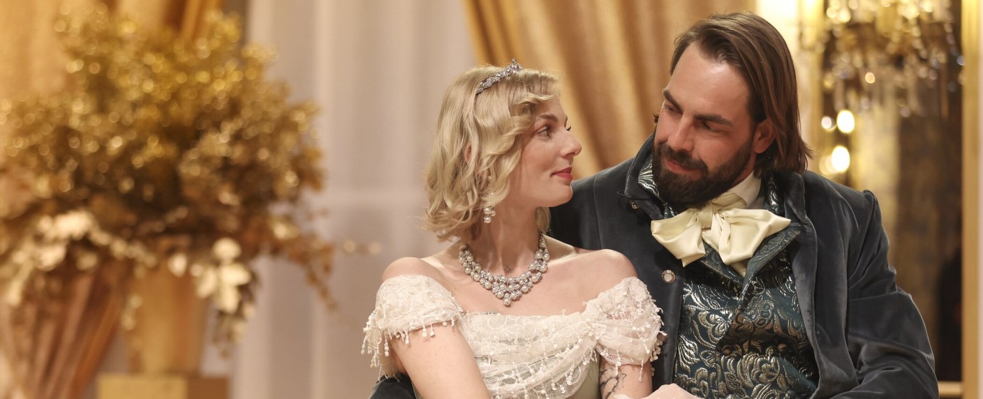 „Love is King“: Neue Kuppelshow soll Joyn pushen – Dating wie im 19. Jahrhundert auf einem märchenhaften Schloss – Bild: Joyn/​ProSieben/​Nadine Rupp