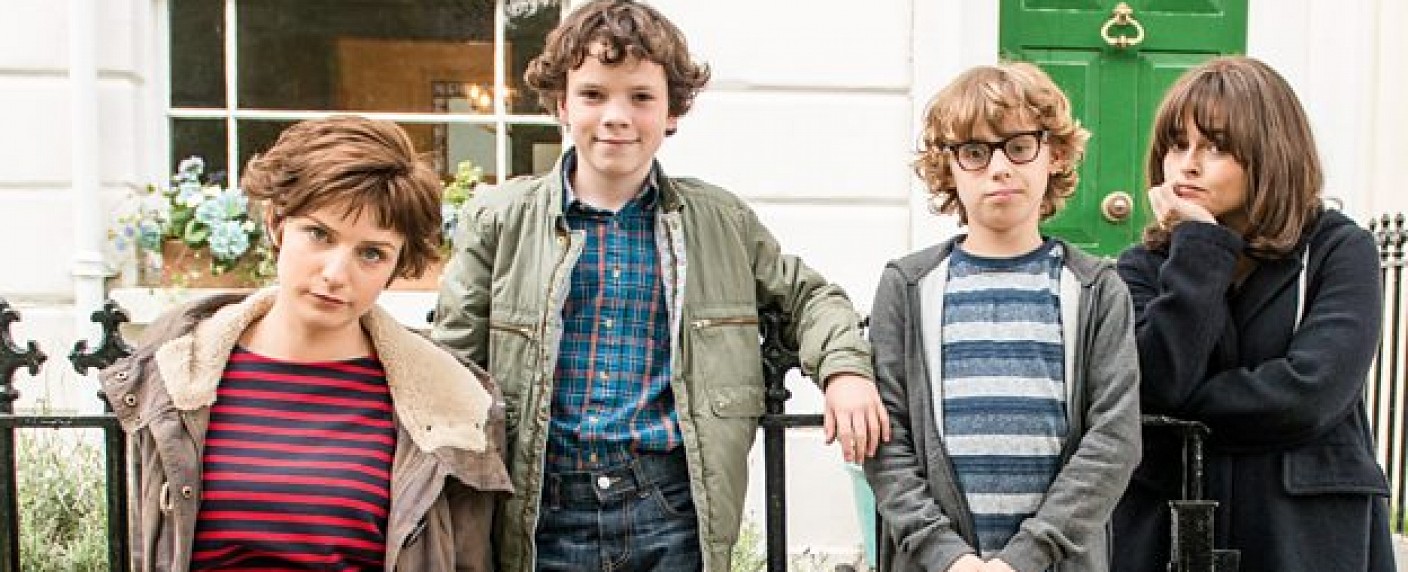 „Love, Nina“: One zeigt britische Miniserie – Nick Hornbys Serienadaption über eine Nanny in den 1980ern – Bild: BBC