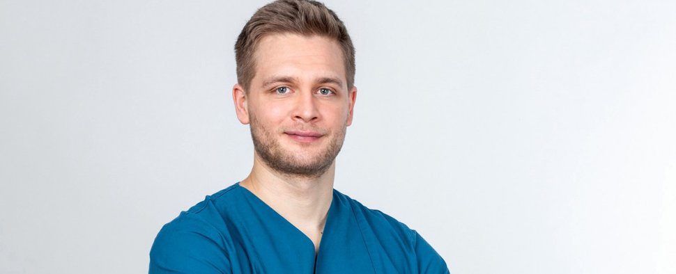 Luan Gummich als frischgebackener Facharzt Mikko Rantala bei „In aller Freundschaft – Die jungen Ärzte“ – Bild: ARD/Tom Schulze
