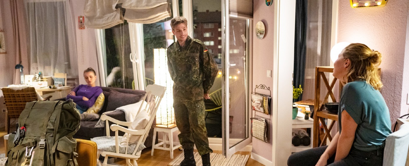 „Alles was zählt“: Die Ziegler-Schwestern erhalten Besuch – Dominik Flade porträtiert Yannick Ziegler – Bild: TVNOW/​Julia Feldhagen