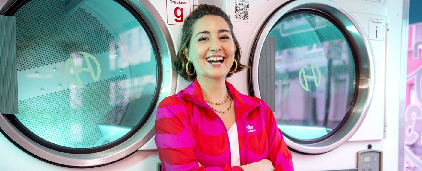 „NightWash“ erhält wieder neue Moderatorin – Stand-up-Comedyshow steht vor Neustart – Bild: Banijay Live Artist Brand/​Guido Schröder