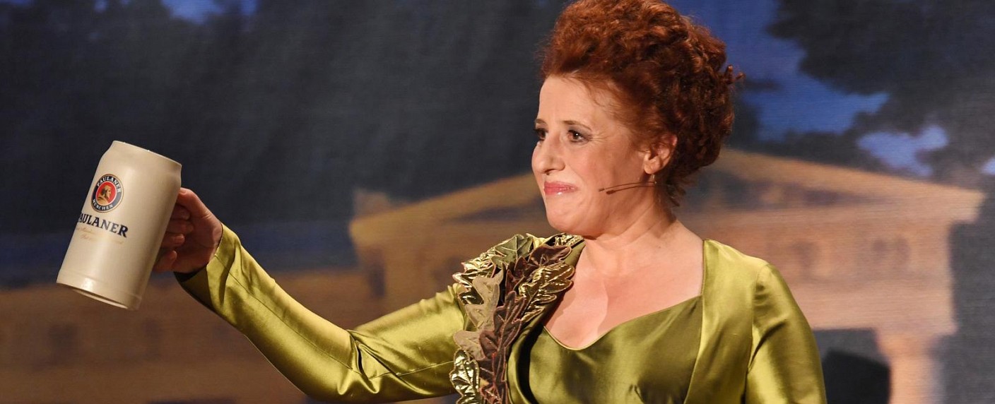 Luise Kinseher kehrt als „Mama Bavaria“ in neuer TV-Show zurück – Intime Gespräche mit Gästen aus Politik, Wirtschaft und Kultur – Bild: BR