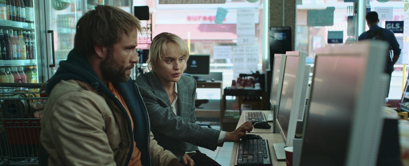 „Schlafende Hunde“: Starttermin für Netflix-Thriller mit Max Riemelt und Luise von Finckh – Neue Spuren in altem Mordfall führen zu tiefgreifender Verschwörung – Bild: Anne Wilk/​Netflix