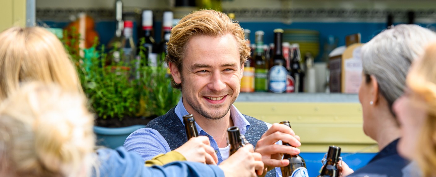 „Bettys Diagnose“-Neuzugang Niklas Löffler: „Es gibt schöne, lustige und sexy Momente!“ – Ex-„Sturm der Liebe“-Darsteller neu in ZDF-Klinik-Dramedy – Bild: ZDF/​Willi Weber