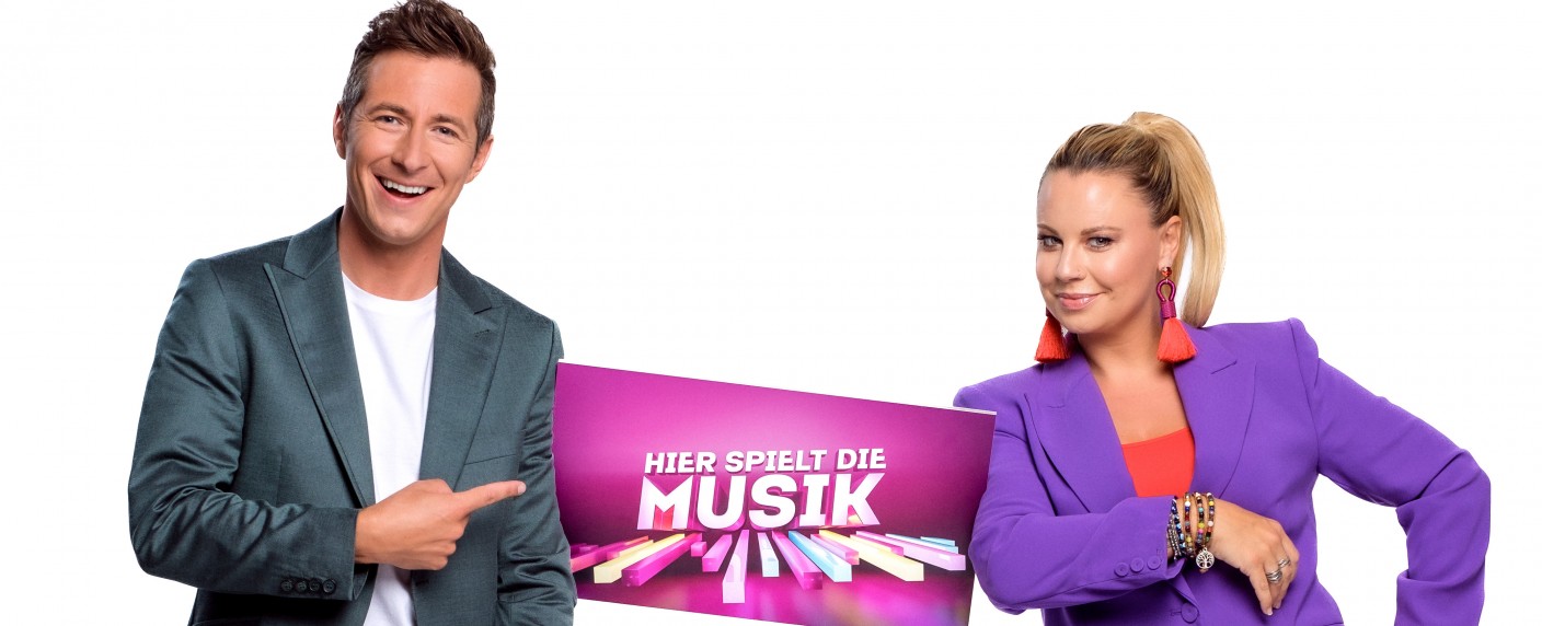 „Hier spielt die Musik“: Neue große Primetime-Spielshow in Österreich – „Raten, singen, spielen“ mit Lukas Schweighofer und Katharina Straßer – Bild: ORF/​Hans Leitner