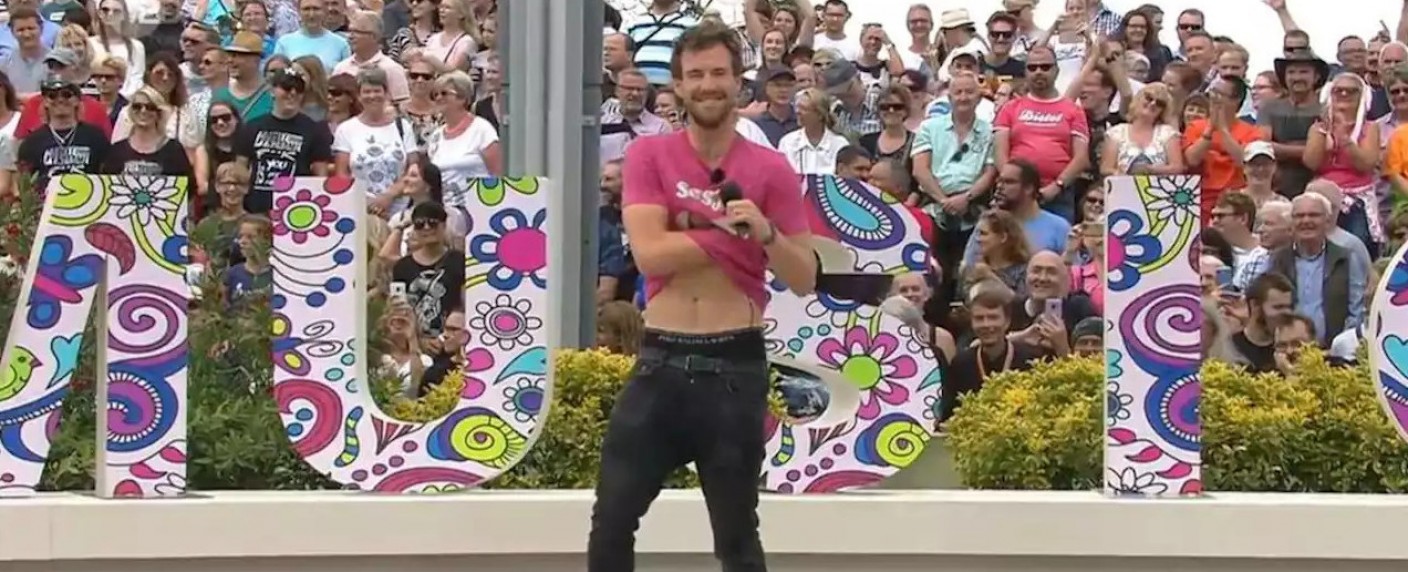 Mockridges „Fernsehgarten“-Gaga-Auftritt: ZDF wusste nicht Bescheid – Kiewel wurde nicht von ihrem Sender reingelegt – Bild: ZDF/​Screenshot