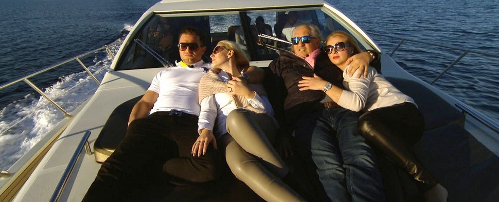 „Luxus, Liebe, Lamminger“: Familie Lamminger auf ihrer Luxusyacht – Bild: RTL II