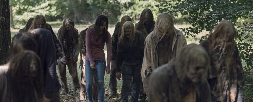 Lydia (Cassady McClincy) und Alpha (Samantha Morton) in „The Walking Dead“ 9x12 – Bild: AMC