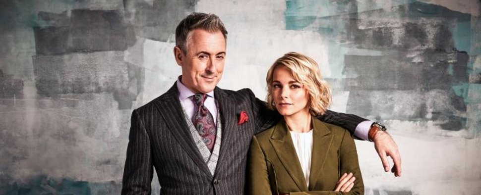 Machen wieder Jagd auf Serienkiller: Dr. Dylan Reinhart (Alan Cumming, l.) und Detective Lizzie Needham (Bojana Novakovic) in „Instinct“ – Bild: CBS Broadcasting Inc. All Rights Reserved. / David Needleman