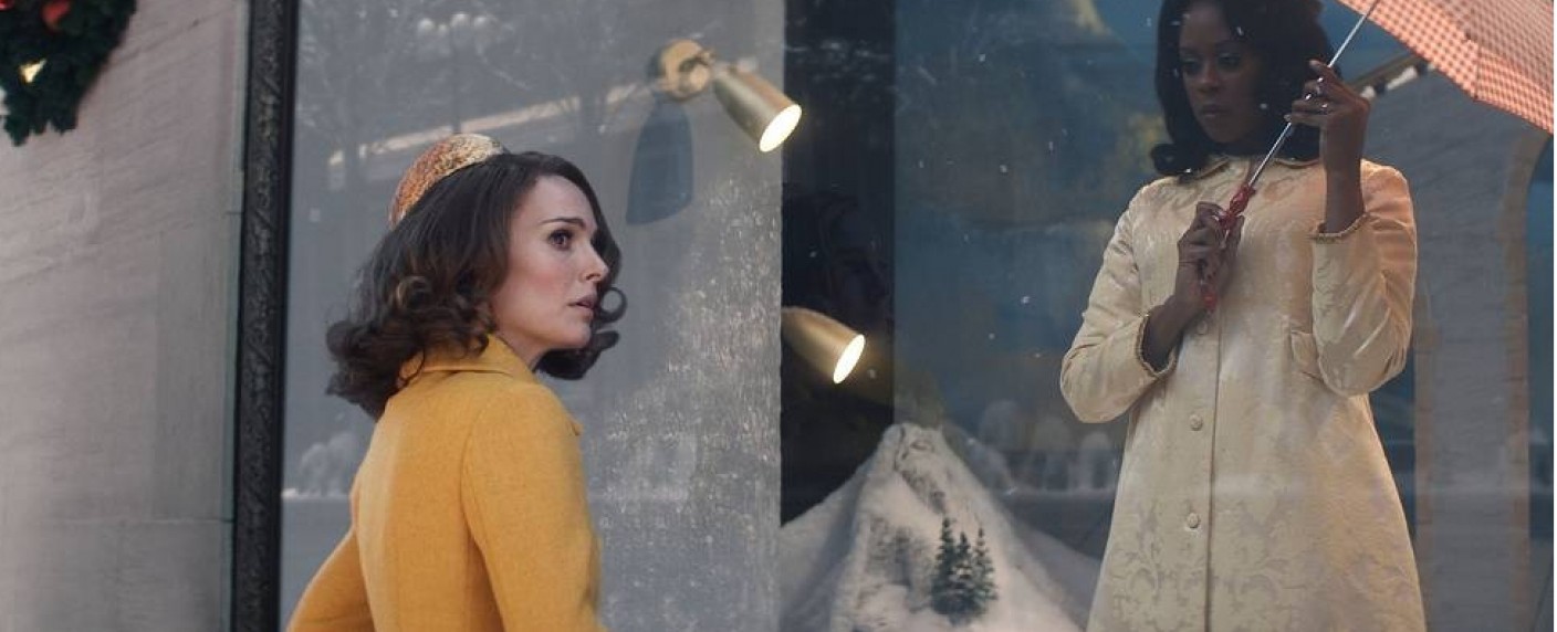 Starke Natalie Portman auf den Spuren der „Lady in the Lake“ – Review – Vielschichtige, kunstvolle Romanadaption um Emanzipation und Verbrechen im „Jazz Age“ – Bild: Apple TV+