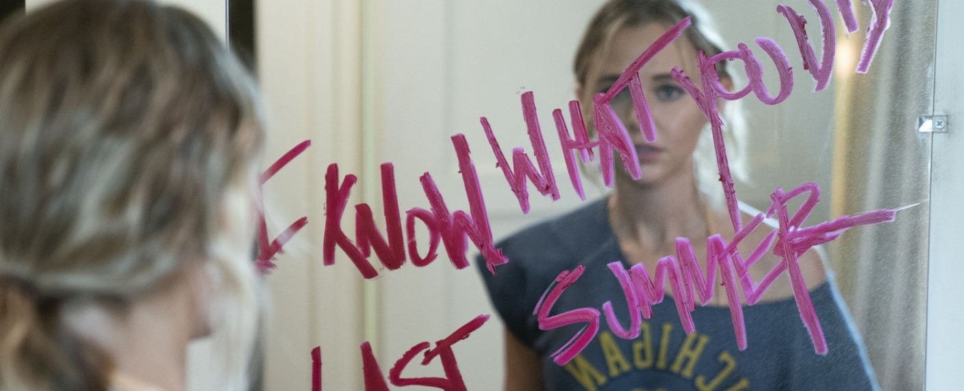 „Ich weiß, was du letzten Sommer getan hast“: Plakative Modernisierung eines bekannten Roman- und Filmstoffes – Review – Ein Jahr nach einem vertuschten Unfall mit Todesfolge muss eine Teenagerclique für ihr Handeln büßen – Bild: Michael Desmond/​Amazon Prime Video