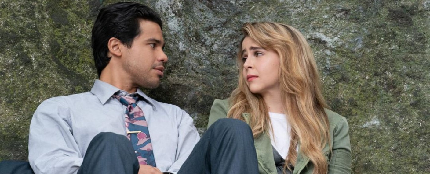 „Up Here“: Neue Disney-Serie mit Mae Whitman („Good Girls“) und Carlos Valdes („The Flash“) gecancelt – Liebesgeschichte endet nach nur einer Staffel – Bild: Hulu
