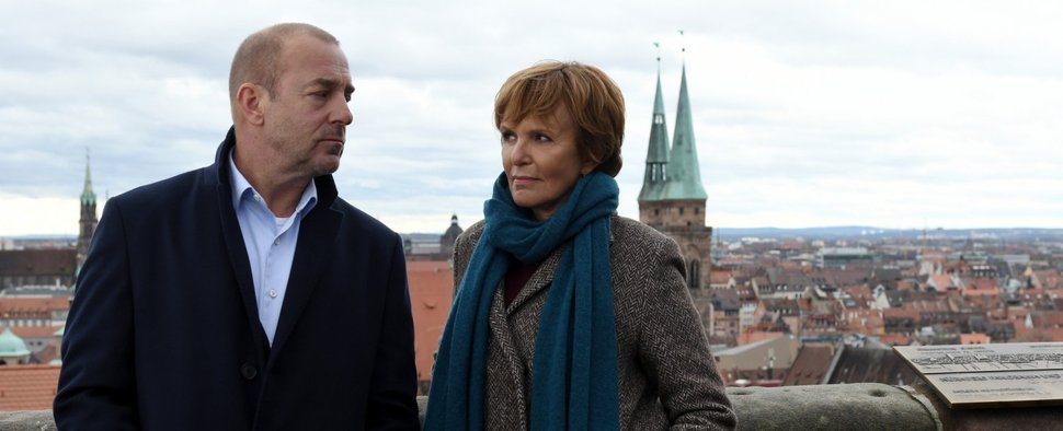 Magnus Guttmann (Heino Ferch) heißt Ellen Lucas (Ulrike Kriener) in Nürnberg willkommen – Bild: ZDF/Barbara Bauriedl