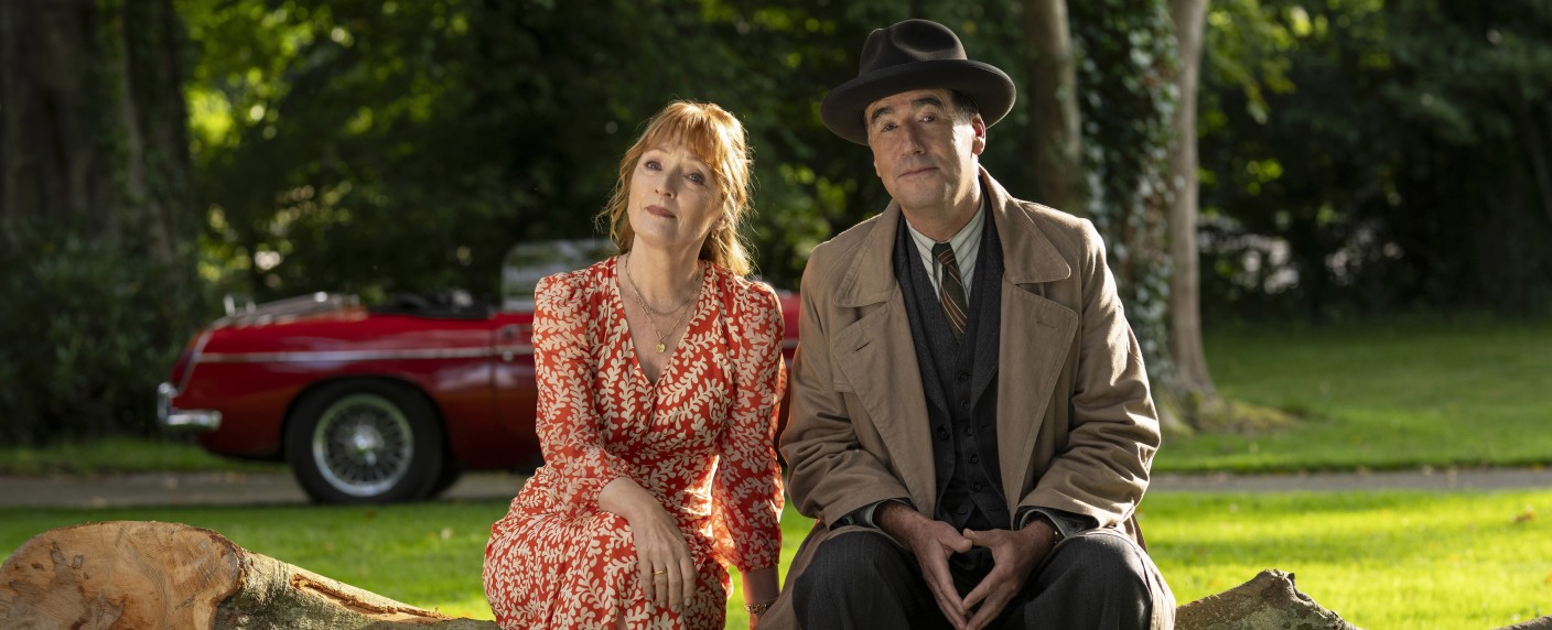 „Magpie Murders“: Lesley Manville und Tim McMullan zurück für einen dritten Teil der Krimireihe – Drehstart für „Marble Hall Murders“ der beliebten BBC-Adaptionen – Bild: Masterpiece/​BBC