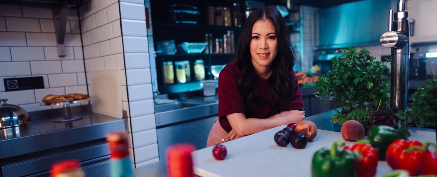 Neue „MaiThink X“-Staffel und Doku-Zweiteiler „Chemie des Kochens“ mit Mai Thi Nguyen-Kim angekündigt – Chemikerin bereitet Wissenschaft gewohnt unterhaltsam auf – Bild: ZDF/​Ben Knabe