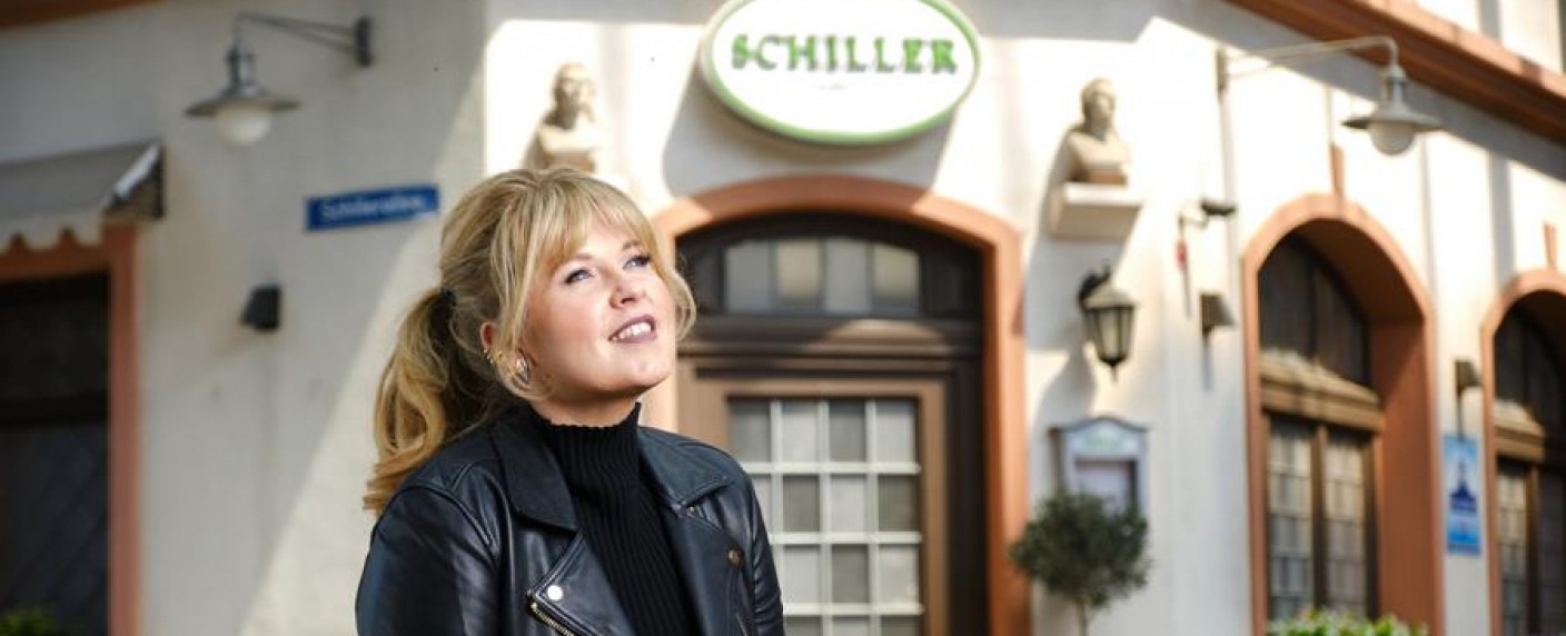 Maite Kelly besucht „Unter uns“ – Schlagerstar spielt sich in RTL-Soap selbst – Bild: RTL/​Stefan Behrens