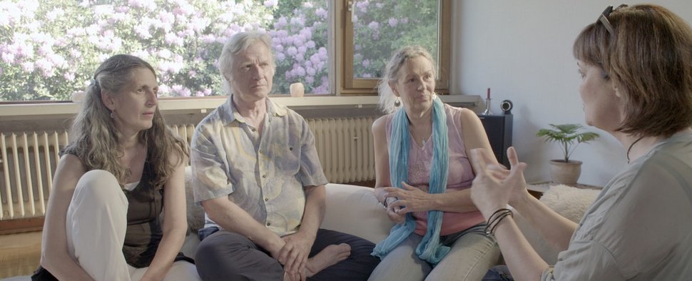 „Make Love“: Ann-Marlene Henning möchte von Sylvia, Burkhard und Regina wissen, worauf es bei polyamoren Verbindungen ankommt. – Bild: ZDF/Thomas Schneider