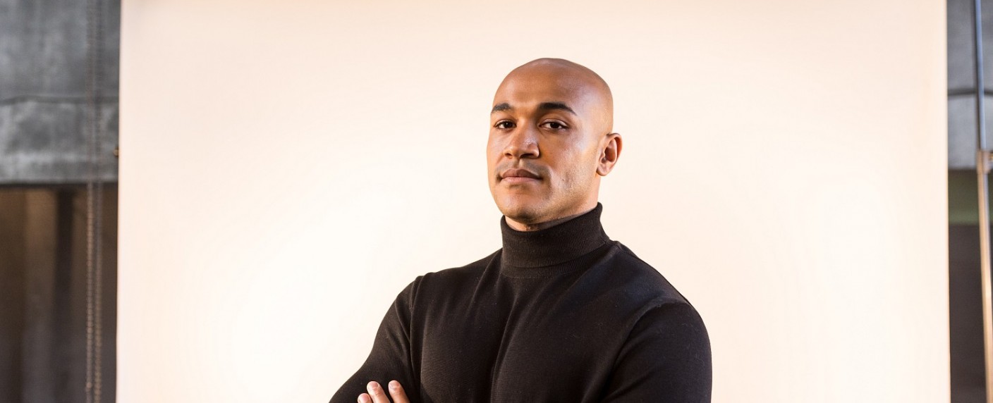 Wieso „Sam – Ein Sachse“ ein Must-See ist – Review – Starke Biopic-Serie über Schwarzen Polizisten auf Disney+ – Bild: Frizzi Kurkhaus/​The Walt Disney Company