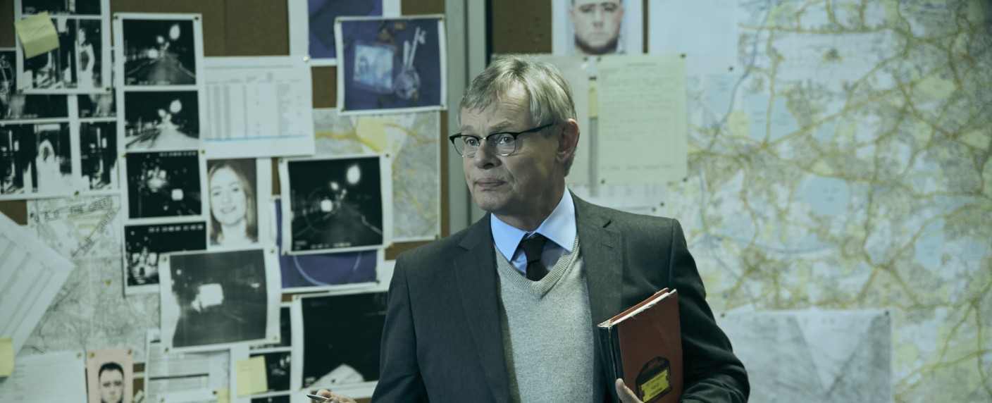 „Manhunt“ mit „Doc Martin“-Star feiert gleich zweimal TV-Premiere – Preisgekrönte True-Crime-Serie mit Martin Clunes – Bild: Buffalo Pictures & All3Media International