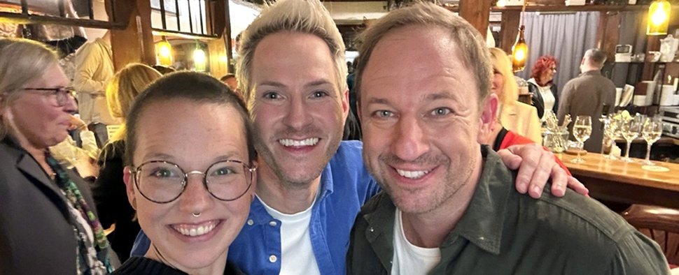Marcel Wagner (M.) und Tobias Kämmerer (l.) präsentieren die „hr Kneipenshow“: Ein Gast in der ersten Folge ist Stefanie Heinzmann (l.) – Bild: HR