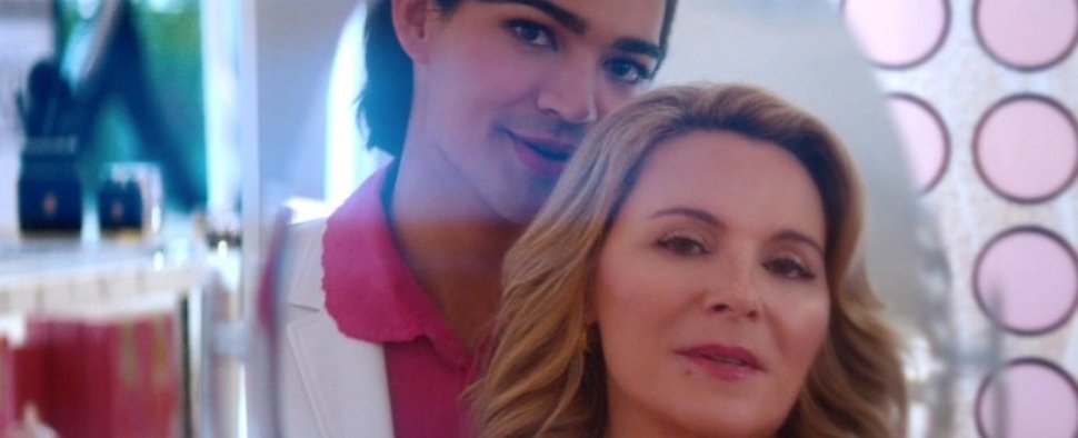 Marco (Miss Benny) und seine neue Chefin Madolyn Addison (Kim Cattrall) in „Glamorous“ – Bild: Netflix