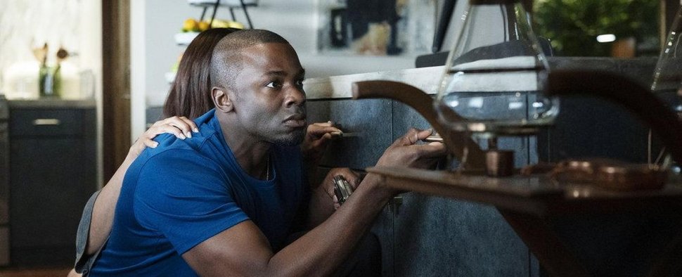 Marcus (Derek Luke) versteckt sich vor dem Angreifer in „The Purge“ – Bild: Alfonso Bresciani/USA Network