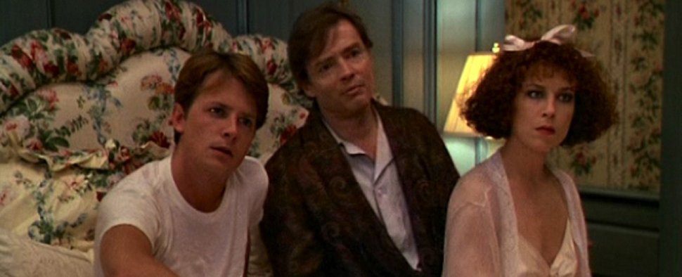 Margaret Whitton (r.) mit Michael J. Fox (l.) und Richard Jordan in „Das Geheimnis meines Erfolgs“ – Bild: Universal Pictures