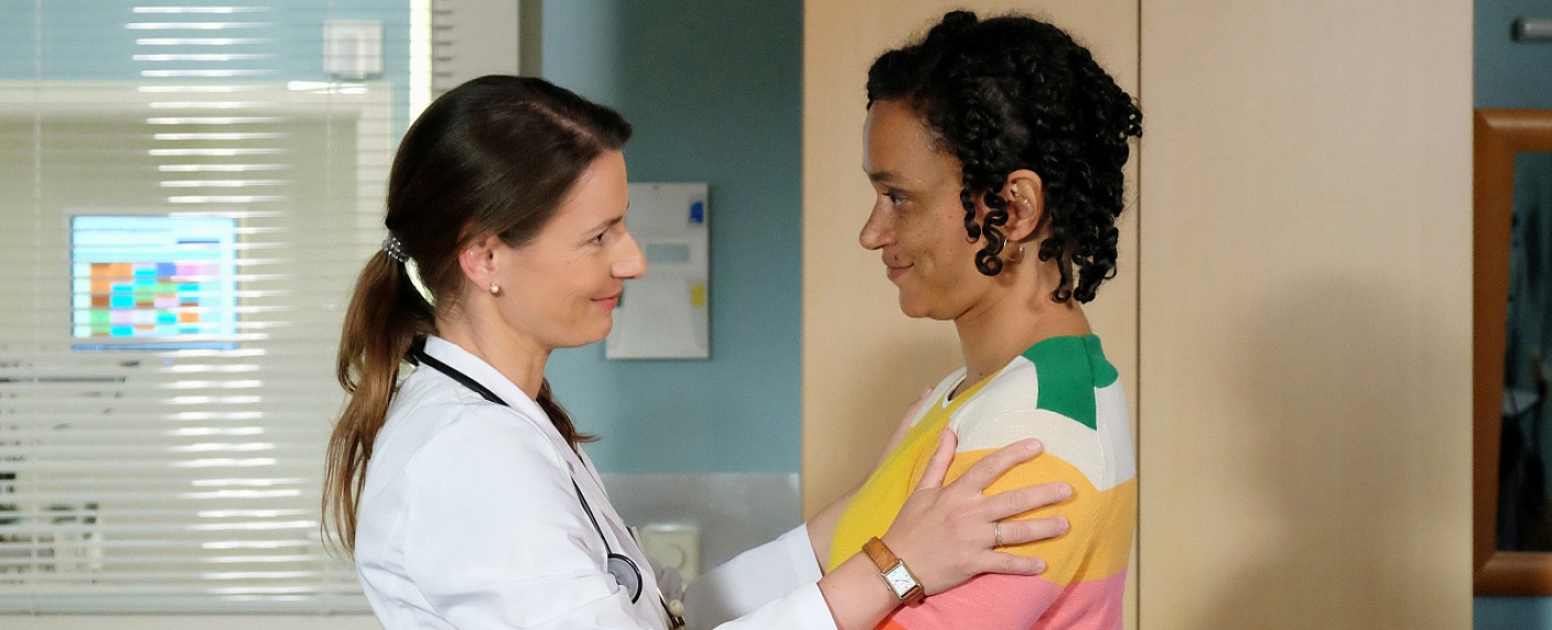 Termin für erstes „Lindenstraße“/​“In aller Freundschaft“-Crossover steht fest – Erfolgreiche ARD-Serien besuchen sich gegenseitig – Bild: MDR/​Saxonia Media Filmproduktion