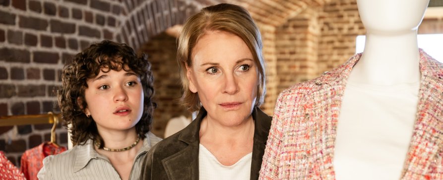 „Marie Brand“: 40. Fall für Mariele Millowitsch wird gedreht – Neuer 90-Minüter der langjährigen ZDF-Krimireihe – Bild: ZDF/Martin Valentin Menke „Marie Brand“: 40. Fall für Mariele Millowitsch wird gedreht – Neuer 90-Minüter der langjährigen ZDF-Krimireihe – Bild: ZDF/Martin Valentin Menke
