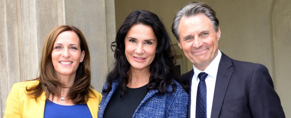 Mariella Ahrens (M.) mit Ulrike Frank (l.) und Wolfgang Bahro – Bild: RTL / Rolf Baumgartner