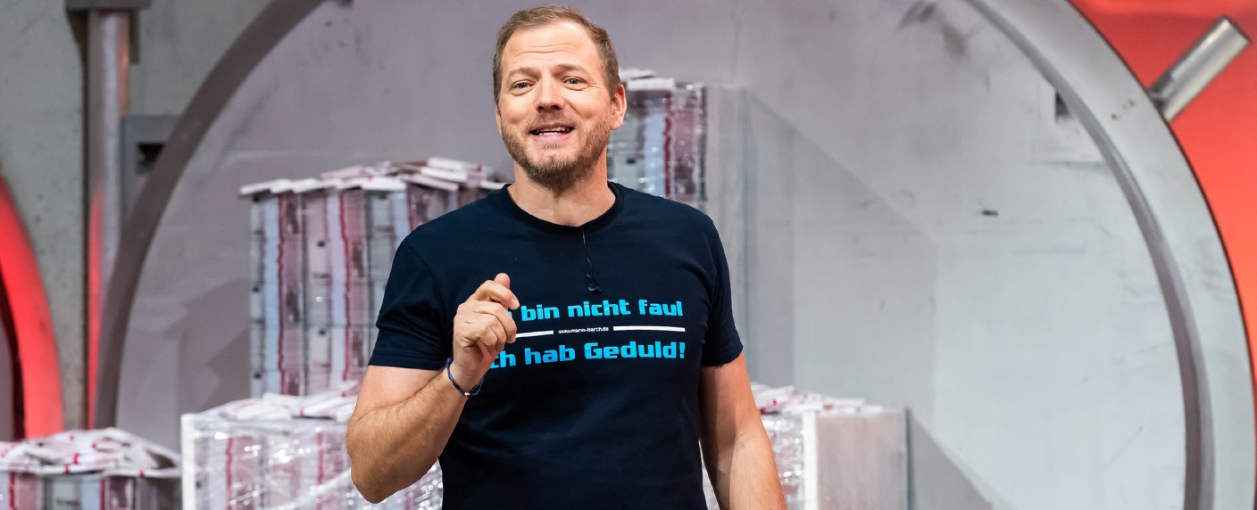 Mario Barth und „LEGO Masters“ kehren auf überraschenden Sendeplätzen zurück – Neuer Moderator und Primetime-Platz für LEGO-Show von RTL – Bild: TVNOW /​ Sebastian Drüen