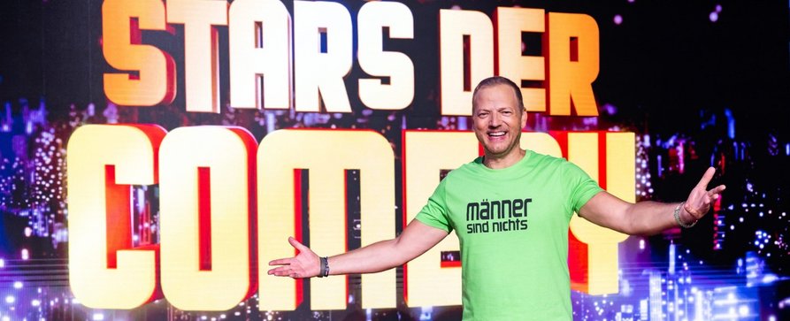 Mario Barth präsentiert die „größten Stars der Comedy“ bei RTL – Cindy aus Marzahn, Ralf Schmitz, Mike Krüger und Co. absolvieren Stand-up-Auftritte – Bild: RTL/​Sebastian Drüen