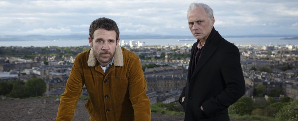 Jamie Sives (l.) und Mark Bonnar (r.) in der BBC-Miniserie „Guilt“ – Bild: BBC One