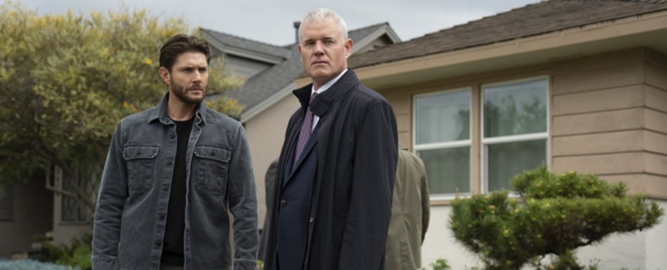 Mark Meachum (Jensen Ackles, l.) und Nathan Blythe (Eric Dane) müssen Licht ins Dunkel bringen – Bild: Prime Video