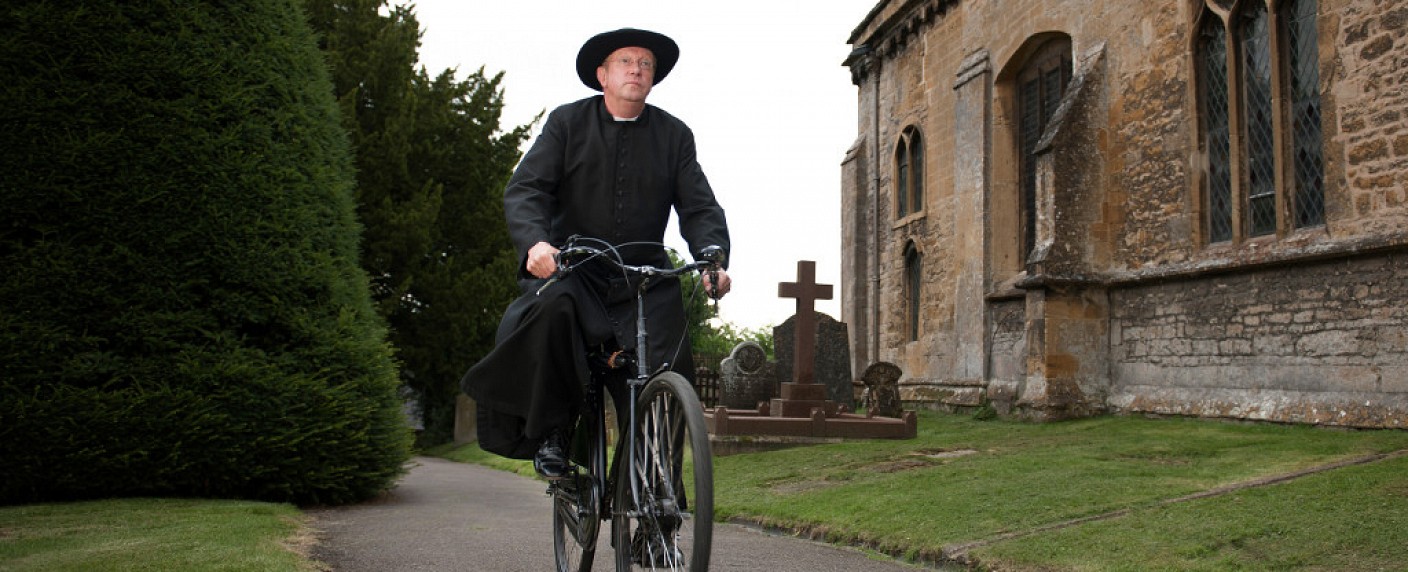 „Father Brown“: ZDFneo zeigt dritte Staffel ab August – 15 neue Folgen der britischen Krimiserie – Bild: ZDF/​Des Willie