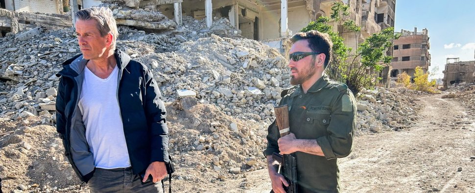 Markus Lanz (l.) bei Dreharbeiten im zerstörten Damaskus – Bild: ZDF/Anabel Münstermann