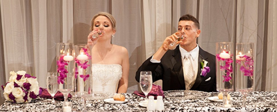 Manchmal kann man sich den von Anderen ausgewählten Ehepartner wohl doch nur schön trinken: „Married at First Sight“ – Bild: FYI / sixx