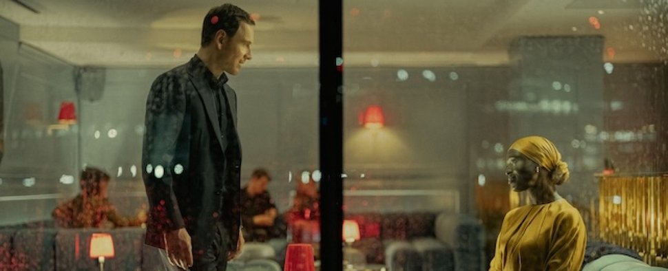 Martian (Michael Fassbender) trifft auf Sami Zahir (Jodie Turner-Smith) – Bild: Paramount
