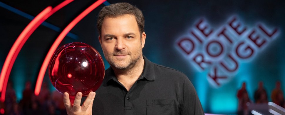 Martin Rütter moderiert „Die Rote Kugel“ – Bild: TVNOW/Boris Breuer