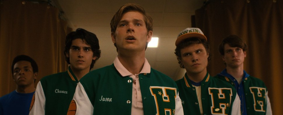 Mason Dye (M.) als Jason in „Stranger Things“ – Bild: Netflix