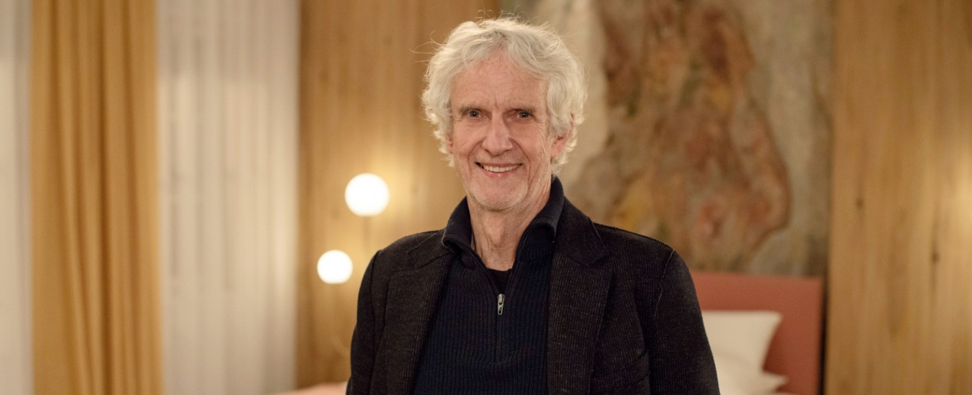 „Rote Rosen“: Mathieu Carrière verstärkt die ARD-Telenovela – Exzentrischer Künstler sorgt für Aufregung in Lüneburg – Bild: ARD/​Thorsten Jander