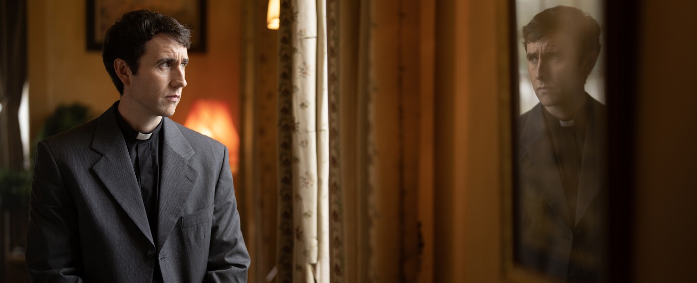 „Murder Before Evensong“: Krimidrama mit „Harry Potter“-Star erhält Starttermin – Bestselleradaption um Priester, der in Mordserie ermittelt – Bild: Acorn TV/​Channel 5