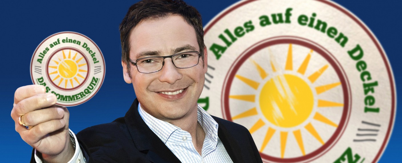 Matthias Opdenhövel moderiert WDR-Sommerquiz – In „Alles auf einen Deckel“ duellieren sich NRW-Vereine – Bild: WDR/​Herby Sachs