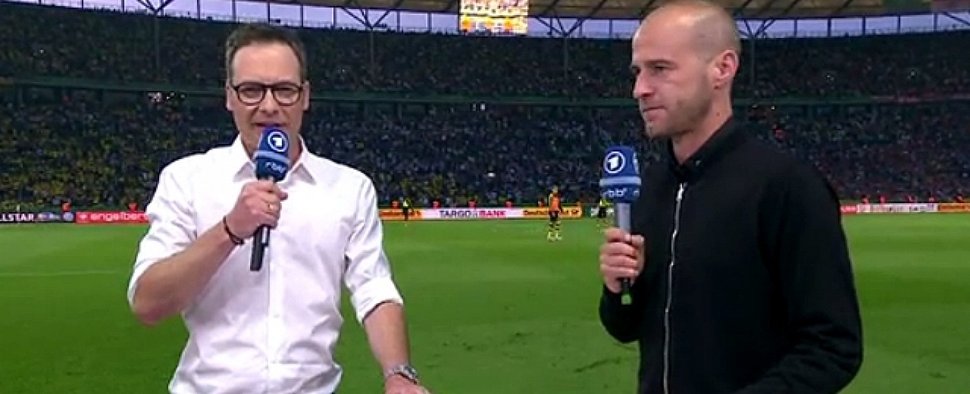 Matthias Opdenhövel (l.) und Mehmet Scholl (r.) präsentierten im Ersten das DFB-Pokal-Finale – Bild: DasErste/Screenshot