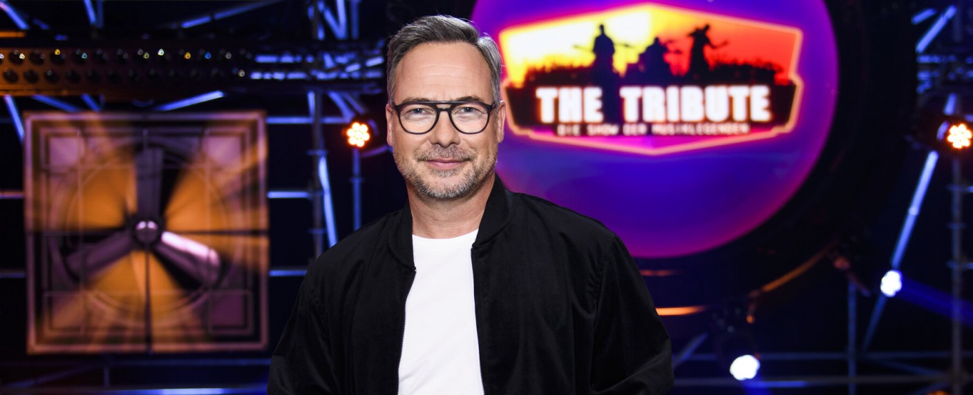 Matthias Opdenhövel sucht mit „The Tribute“ nach den besten Coverbands – Neue Sat.1-Show verpflichtet auch bekannte Juroren – Bild: Sat.1/​Julia Feldhagen