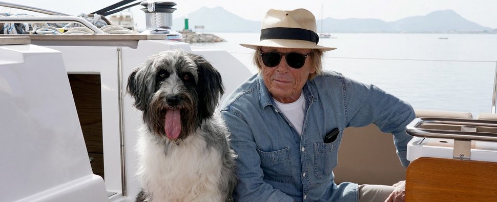 Matula (Claus Theo Gärtner) ermittelt mit seinem Hund Renz auf Mallorca – Bild: ZDF/Hans-Joachim Pfeiffer.